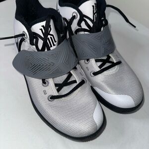 Nike Kyrie Flytrap 3 Men’s Gray Basketball Shoes